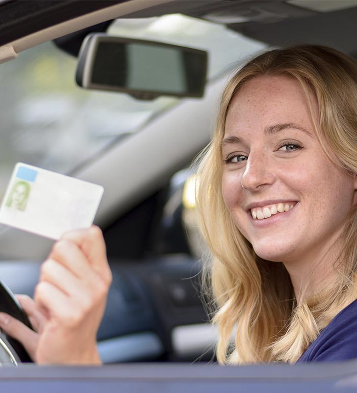 Chica con permiso de conducción