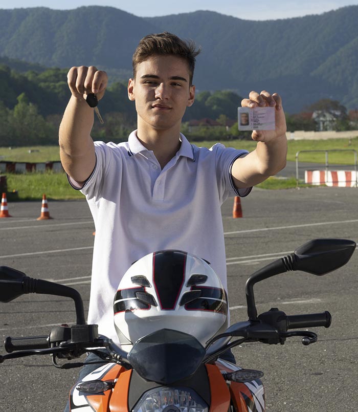 Joven con licencia de moto